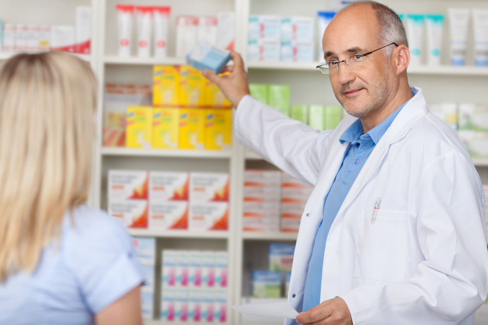 Pharmacist,talking,to,female,client,while,taking,medicine,of,the